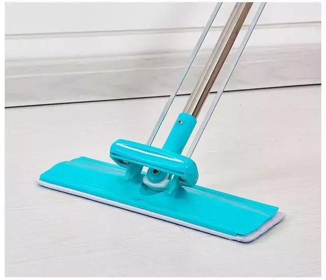 拖地水里放什么地板不容易沾灰,清水拖地湿漉漉