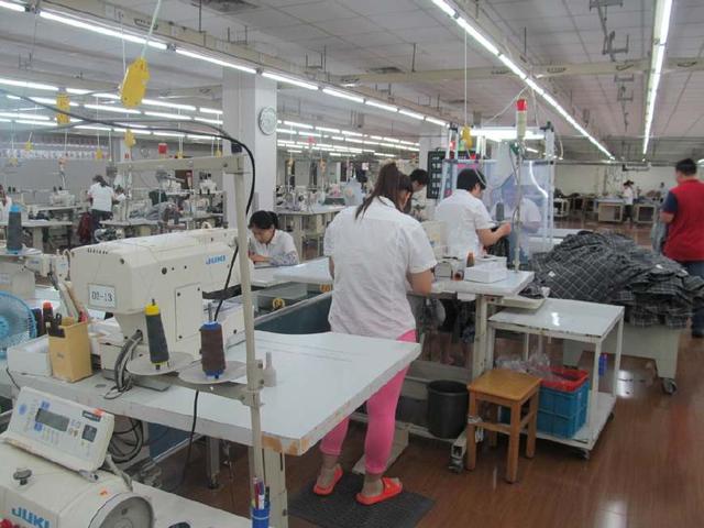 服装厂缝纫工月薪8千,服装厂打工妹工资