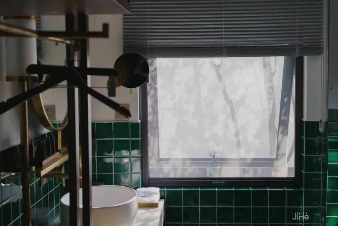 秋日河畔画中小镇，隐于茶园流水，山水间三店新开旅居吃茶慢生活