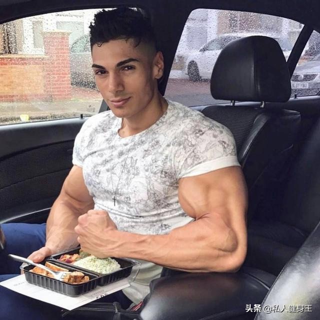 如何练出饱满的肱二头,肱二头肌撑爆袖口