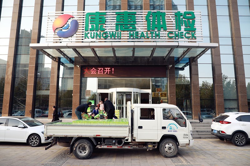 3万斤苹果滞销愁坏8旬老果农,苹果滞销愁坏老果农