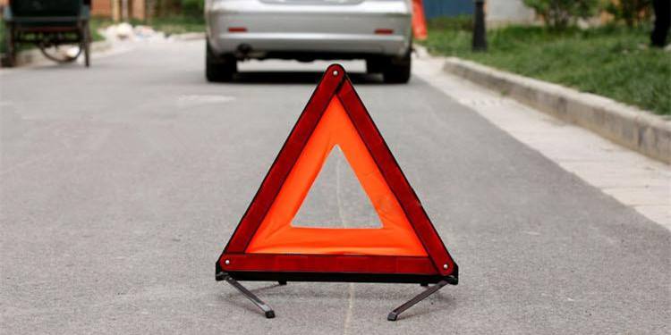 前车掉落异物砸到后车怎么处理,在路上被前车掉东西砸到怎么处理