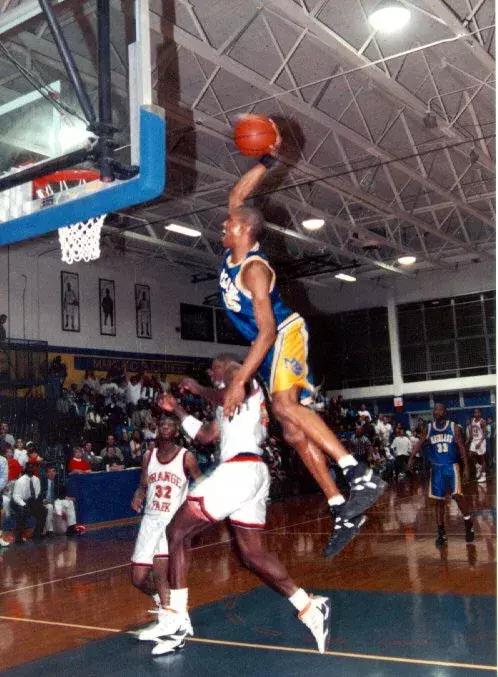 卡特身高臂展,卡特扣篮手臂伸进篮筐