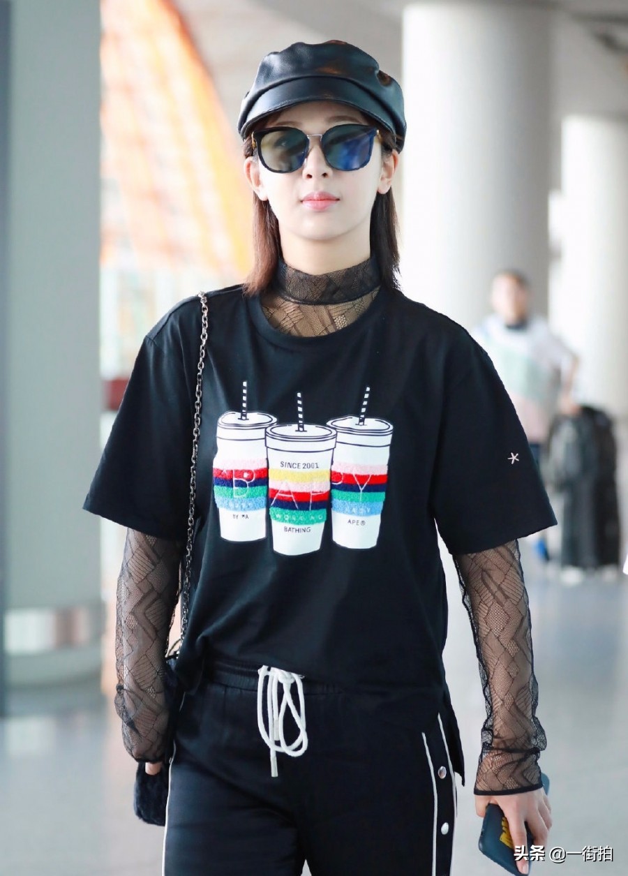 杨紫粉色t恤穿搭,杨紫穿搭黑色短袖