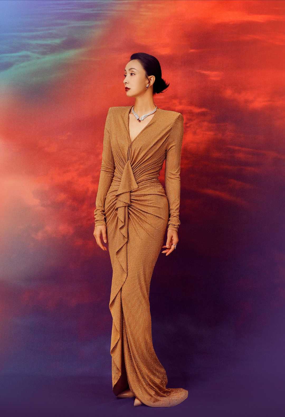 陶虹穿粉红裙很美,陶虹身穿流苏白裙气质十足