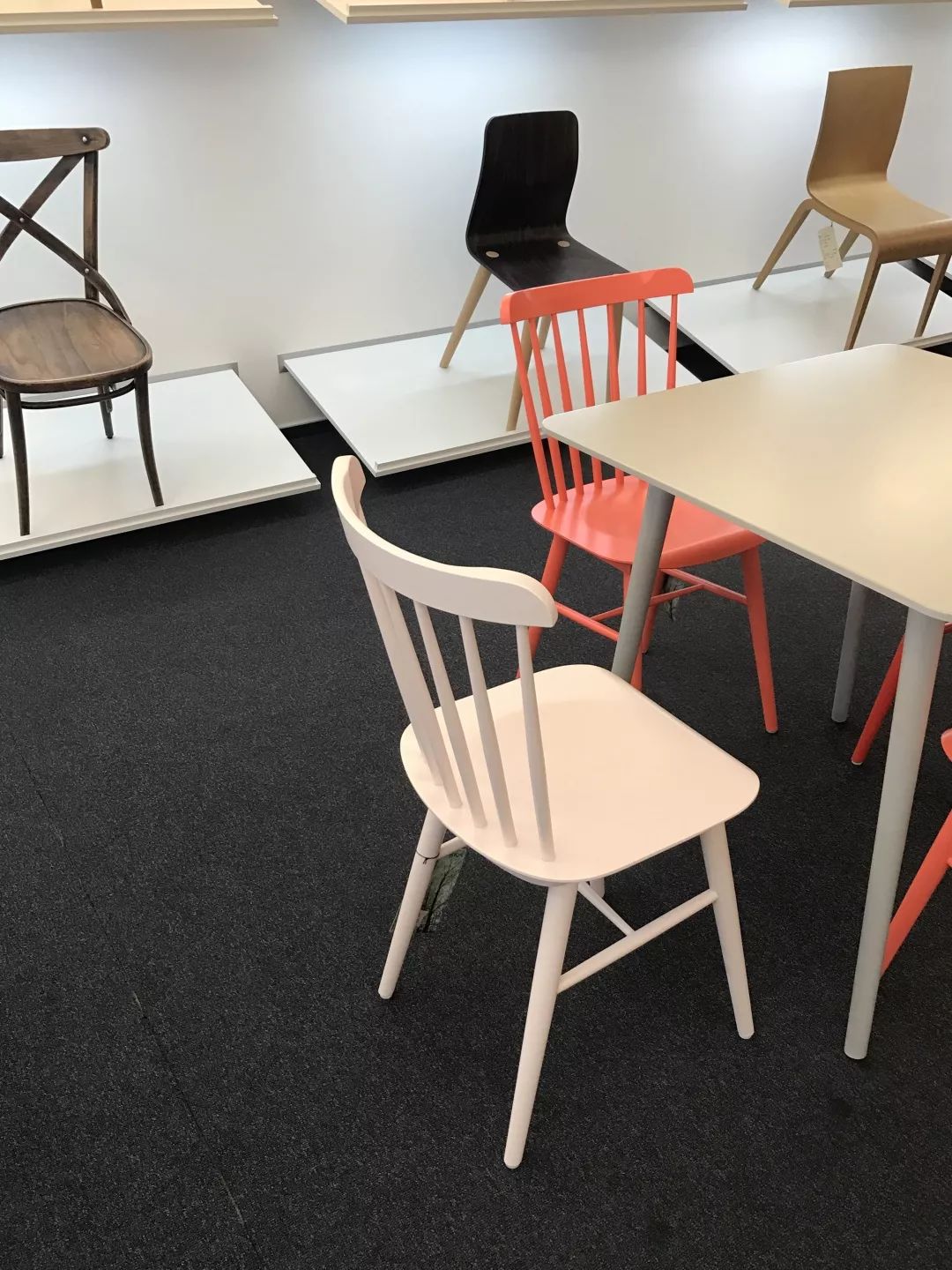 探访TON工厂看经典椅子背后的故事|疯狂24h我们去捷克干了啥？