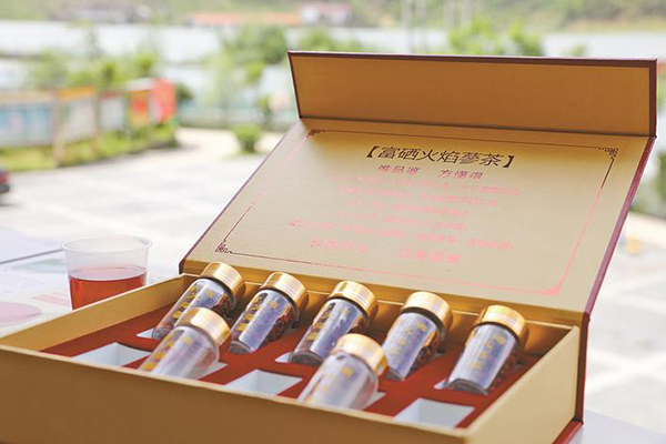 农村扶贫路上的火焰蓝,脱贫攻坚用爱点燃希望