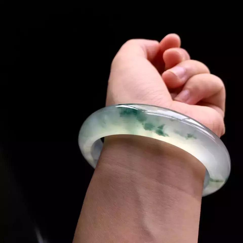 翡翠手镯摘不下来妙招,翡翠手镯自己取不下来怎么办