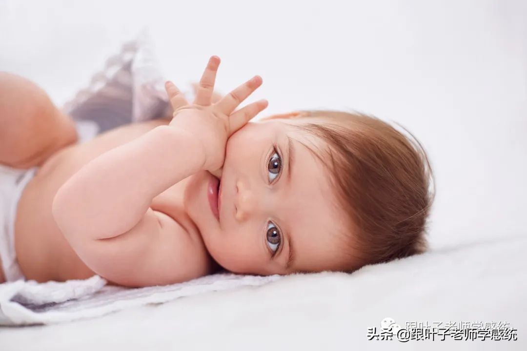 4岁小孩喜欢咬衣服啃指甲,4岁小孩喜欢咬手指甲怎么回事