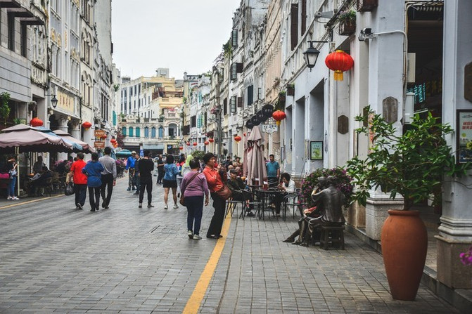 在这个阳光明媚的春季,在这个阳光灿烂的日子里