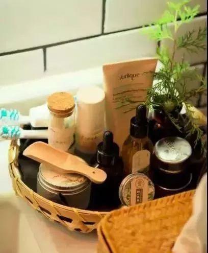 不当环球小姐，她跑到深山，种菜、调香，过上佛系人生