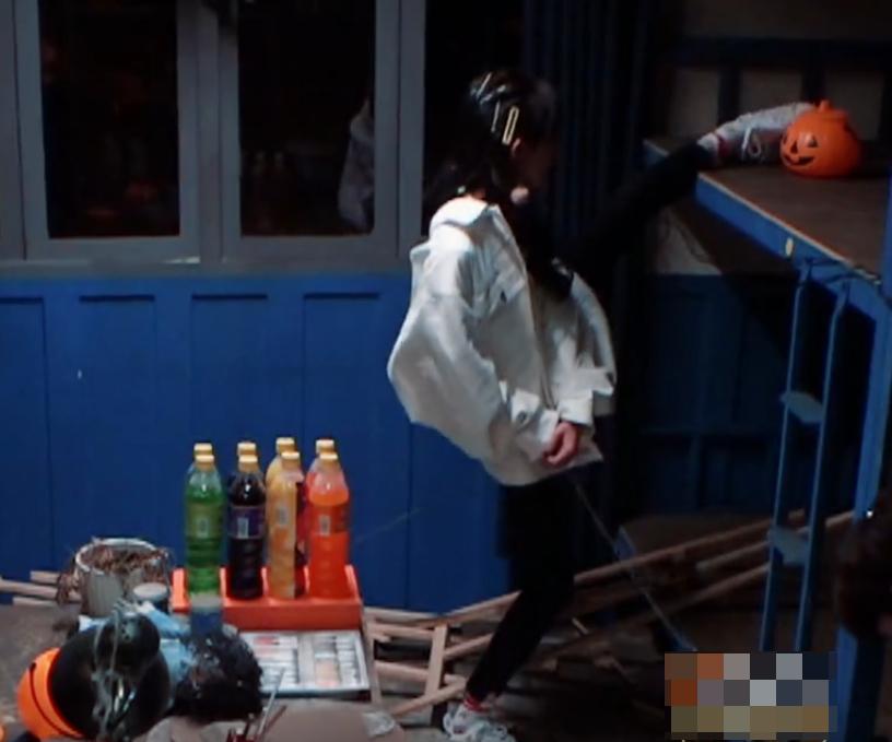 杨幂用腿找钥匙,实名《密逃》柔韧担当,或许这就是大长腿的优势