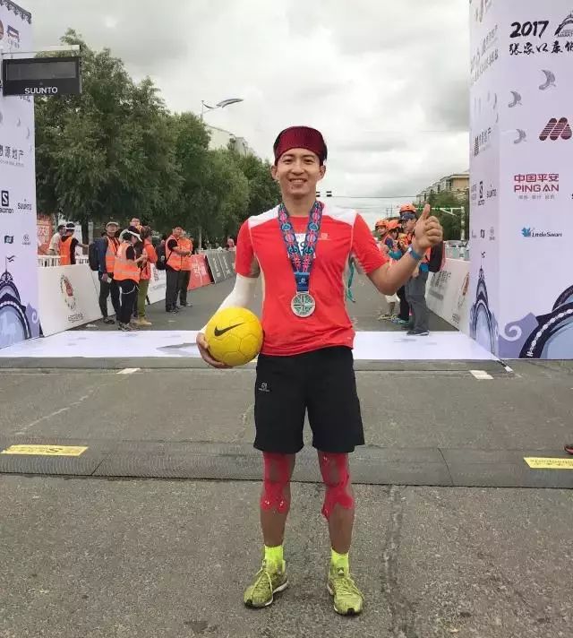 人物|踢着足球跑完首马！他说：做荒唐事才是正经事