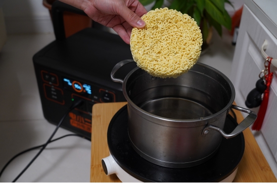 电小二户外电源是太阳能吗,太阳能电小二户外电源真实测评