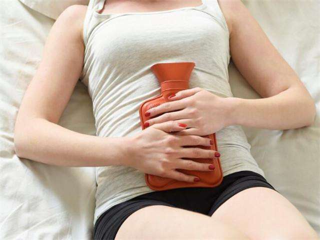 来月经肚子疼什么姿势缓解痛经,一来月经就痛经怎么调节