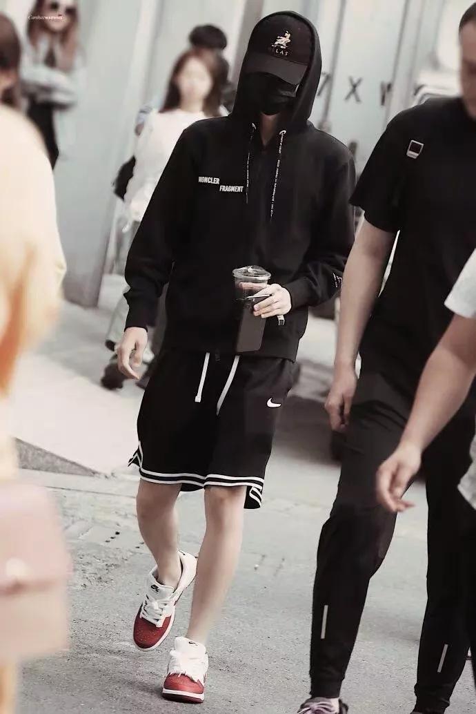 怎样穿有气质学生党男生,现在的年轻男生都怎么穿