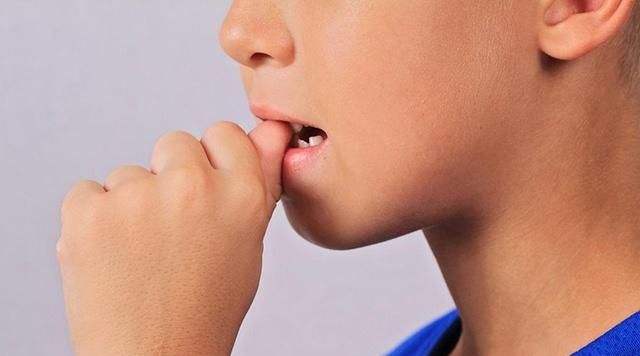 孩子咬指甲怎么办快速解决方法,孩子咬指甲怎么心理疏导