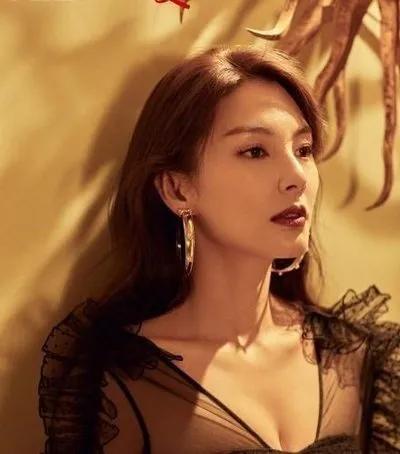 张雨绮御姐出场,张雨绮一向肤白貌美很有御姐气质