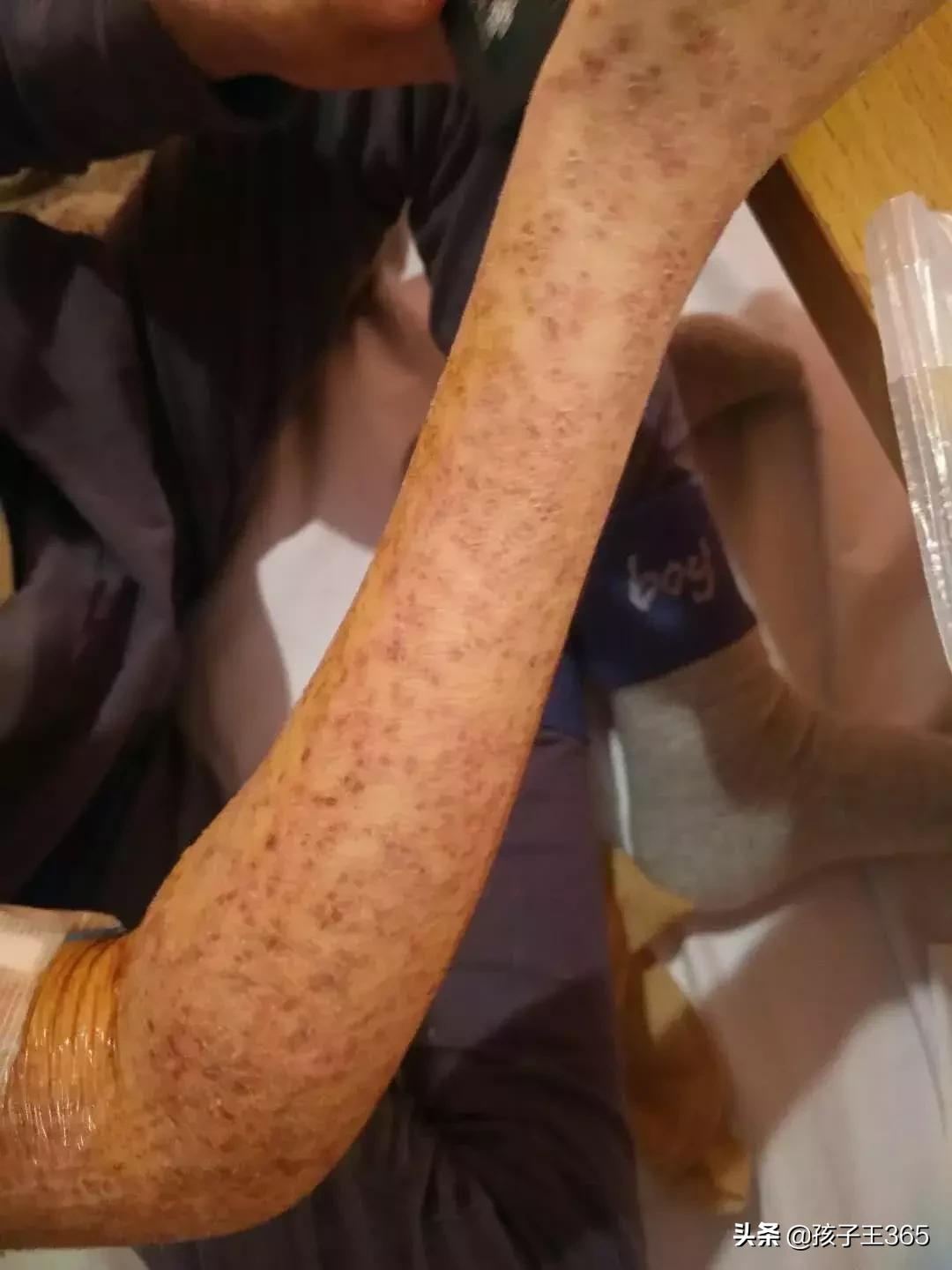 安徽10岁小男孩哭着喊妈妈,泪目男孩思念奶奶跪在河边痛哭