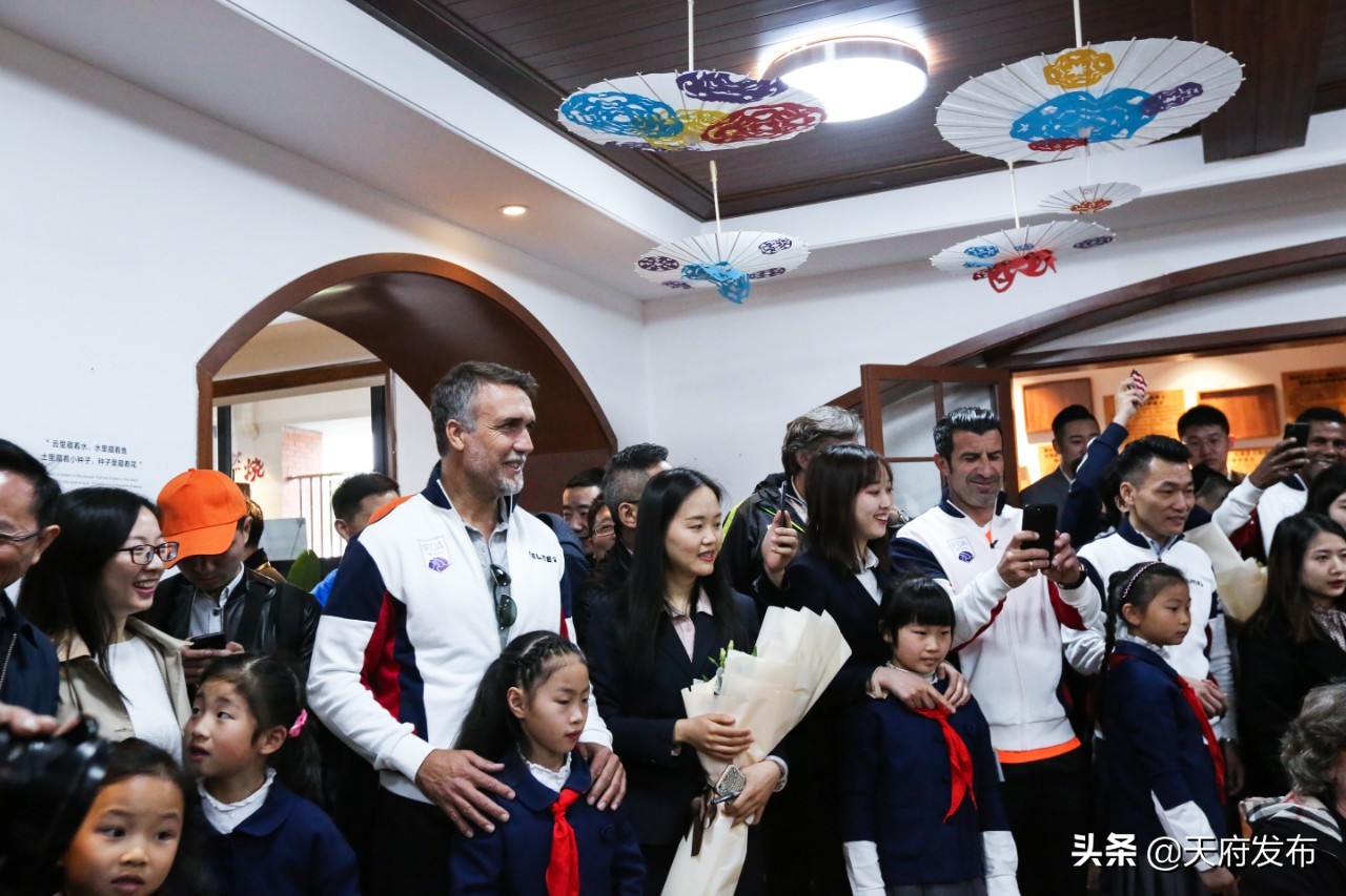 燃爆！巴乔、巴蒂、菲戈等世界足坛传奇齐聚天府新区，重现当年风采