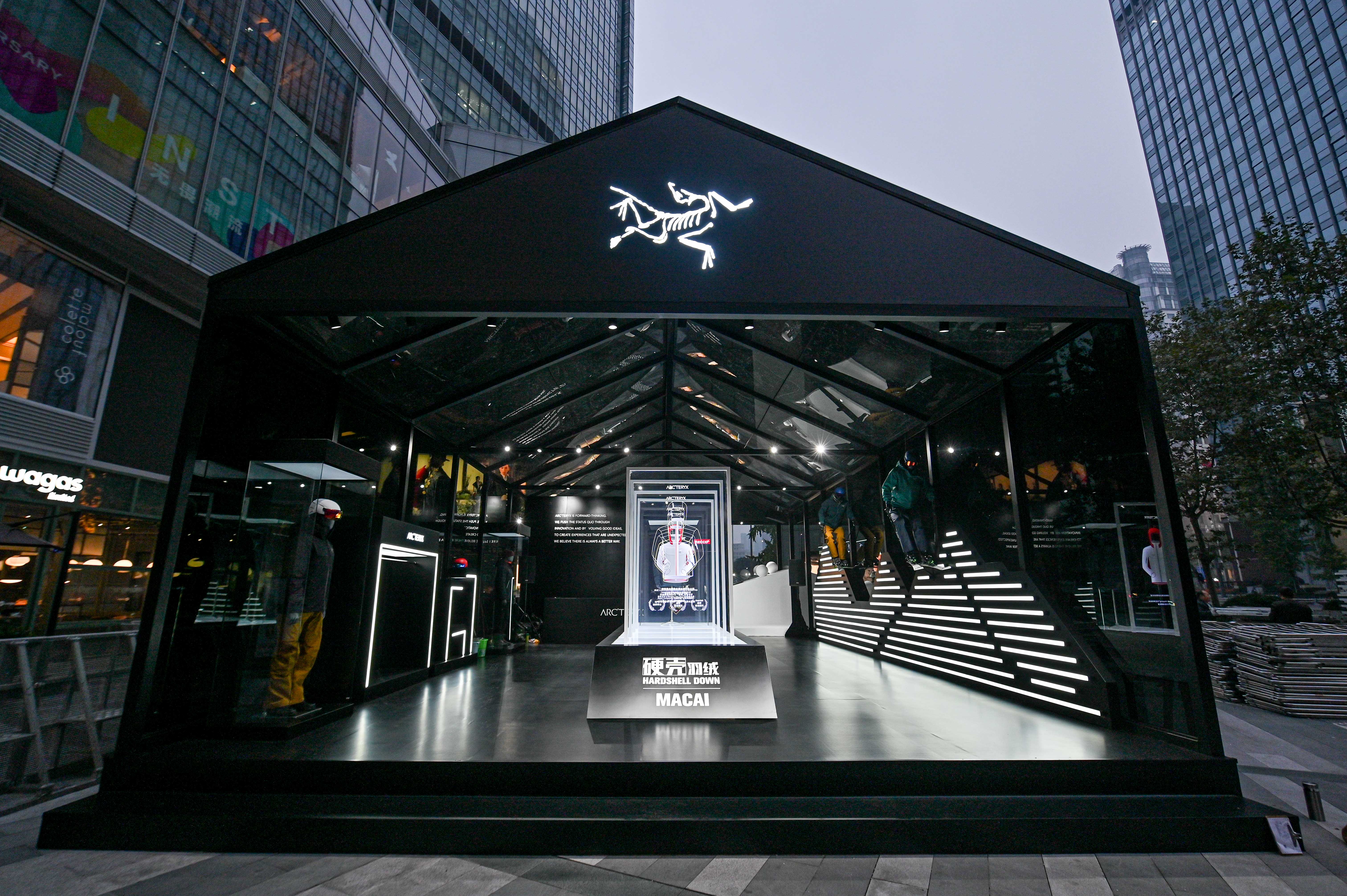 李佳琦和徐正溪一起买菜？“户外爱马仕”始祖鸟这回玩的超硬核