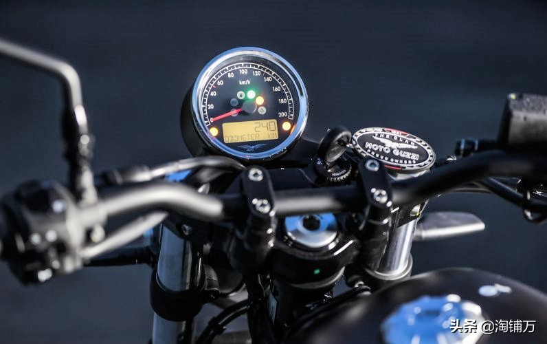 摩托古兹v7iii座高,摩托古兹v7stone落地