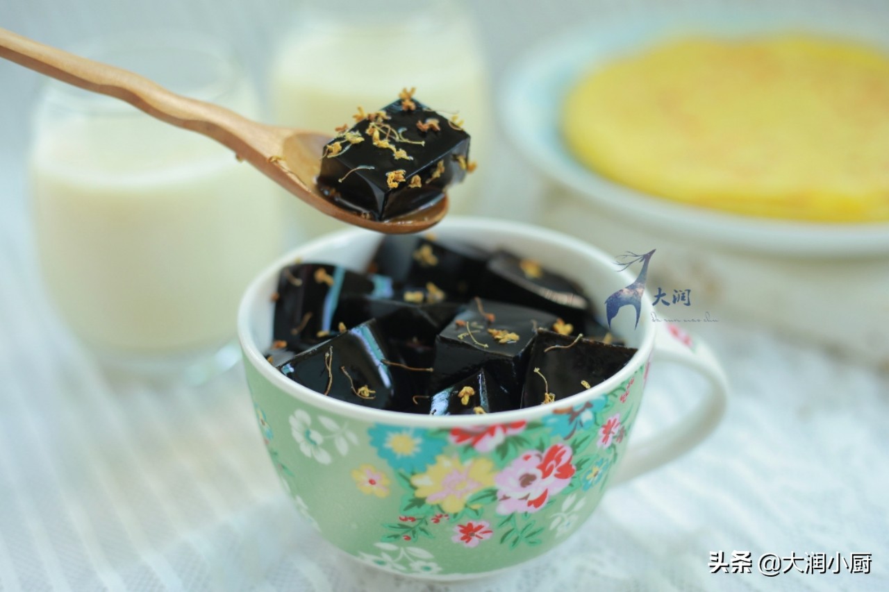 自制龟苓膏清热消暑的必备饮品,龟苓膏熬成糊