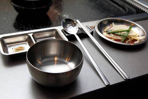 使用不锈钢的餐具哪种方法正确,使用不锈钢餐具哪种方法正确的