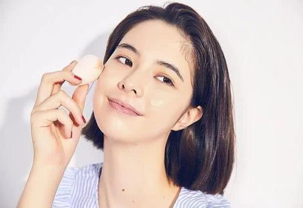 涂bb霜怎么才能不浮粉不脱妆,怎么涂bb霜才不会显得脸很假