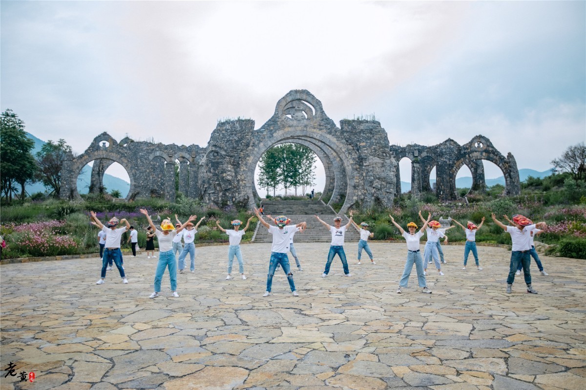 距离重庆主城5小时的边缘小城，鲜花怒放，更有奇妙文化待你赏析