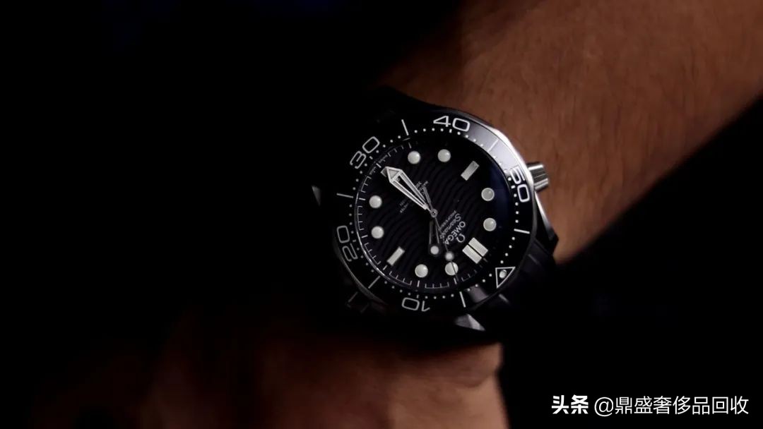 各种手表材质的优缺点,黑色手表什么材质更耐用