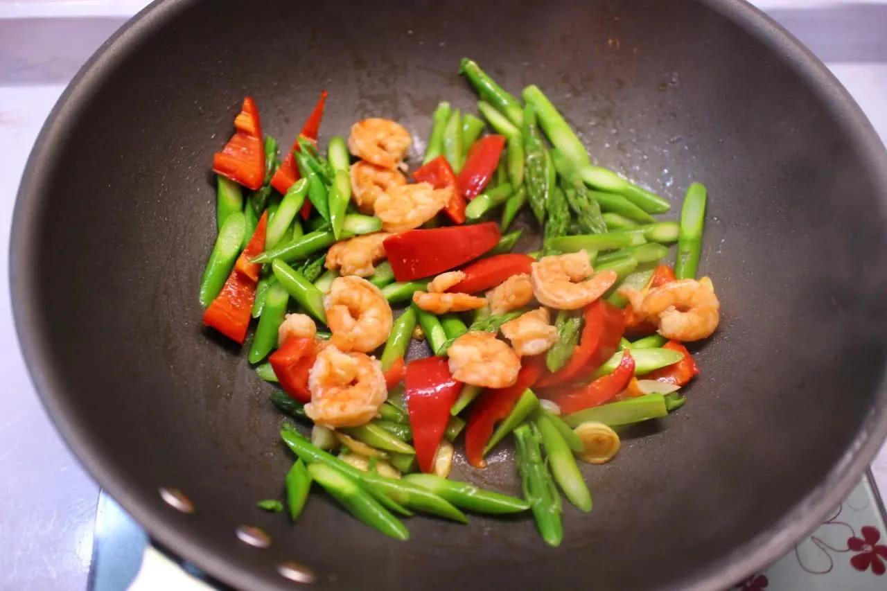 芦笋炒虾仁应季菜品,清脆爽口,女人常吃越来越苗条
