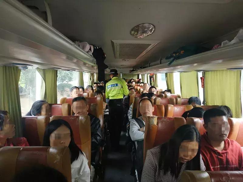 春运车站滞留百万人,春运车厢最多挤多少人