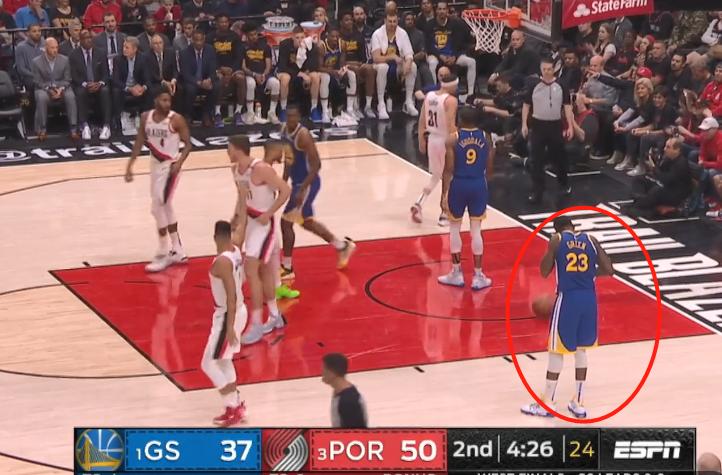 圈粉！格林隐形眼镜掉了，利拉德延缓进攻等他戴好这可是西决啊