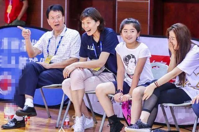 姚明女儿身高和同龄孩子比较,姚明12岁女儿亮相身高至少1米8