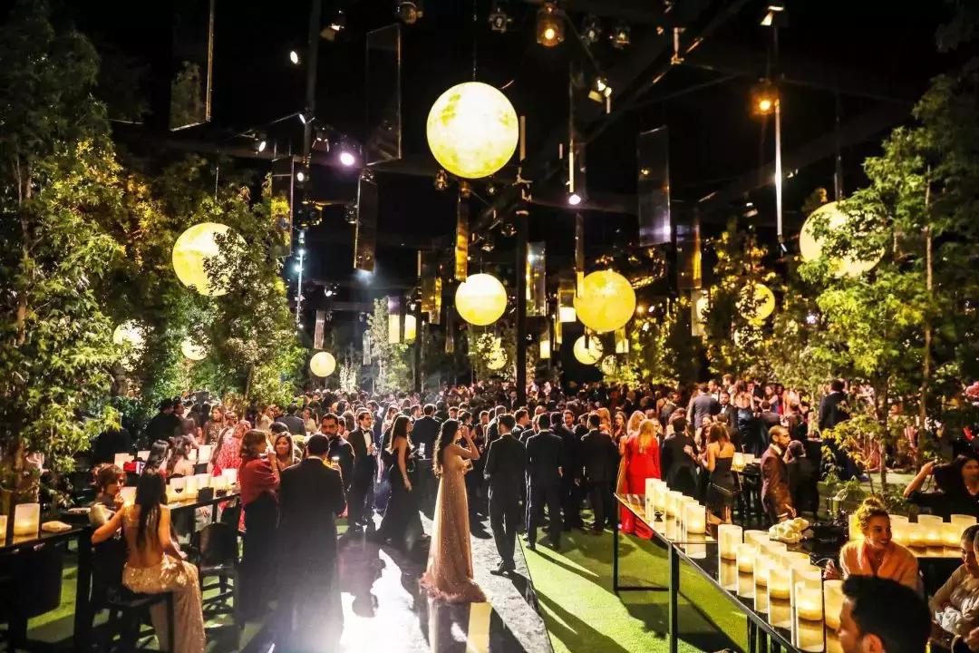 15万颗施华洛世奇水晶,eliesaab婚纱