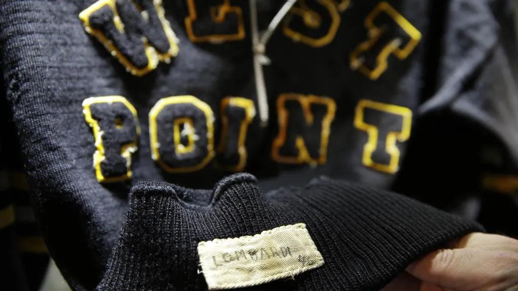 2014年他用3块钱买下一条二手毛衣，1年后价格涨到27万