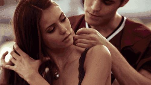 现在的女生喜欢戴玉佩还是项链,现在女孩子都流行戴什么项链