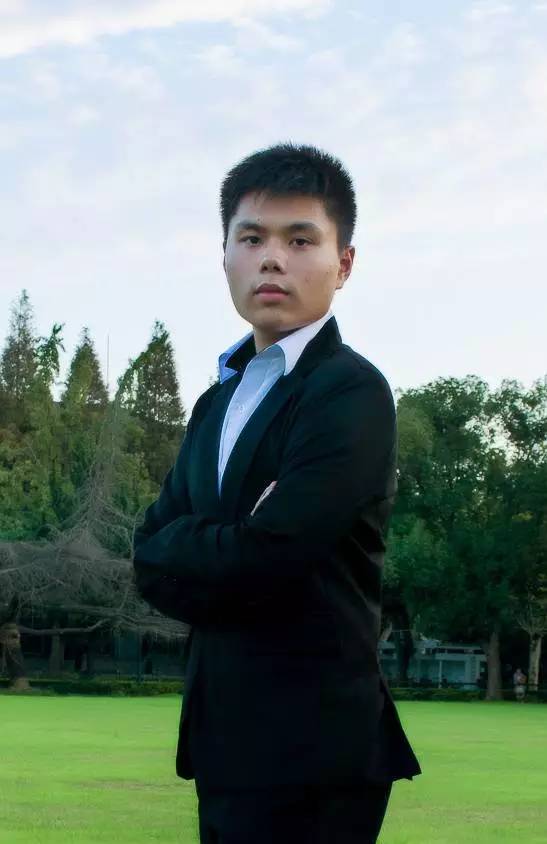 他14岁开始摆摊创业,他11岁开始创业