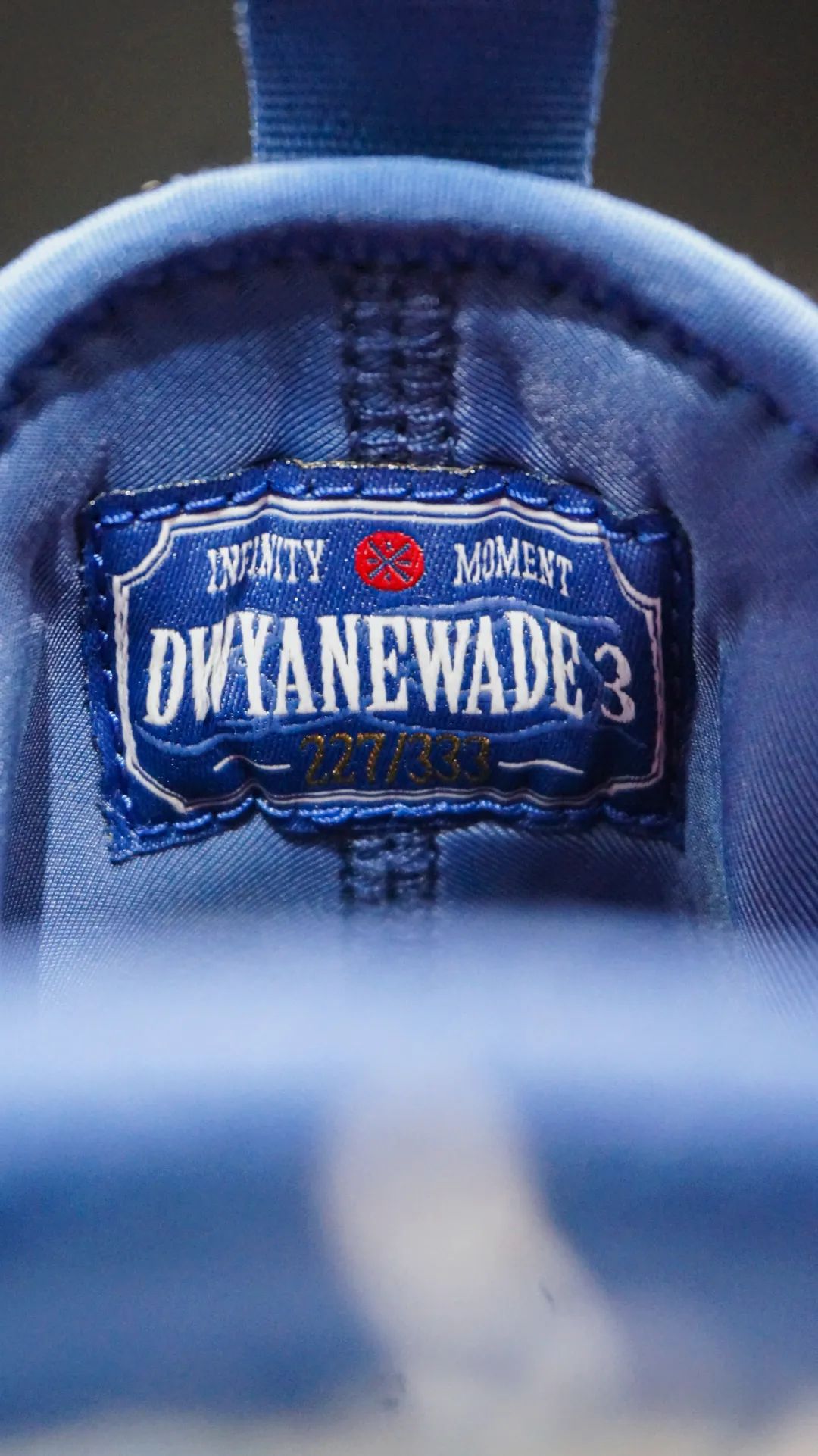 在李宁你不光能买到百纳配色弧ACE，甚至还能买到MAC彩妆