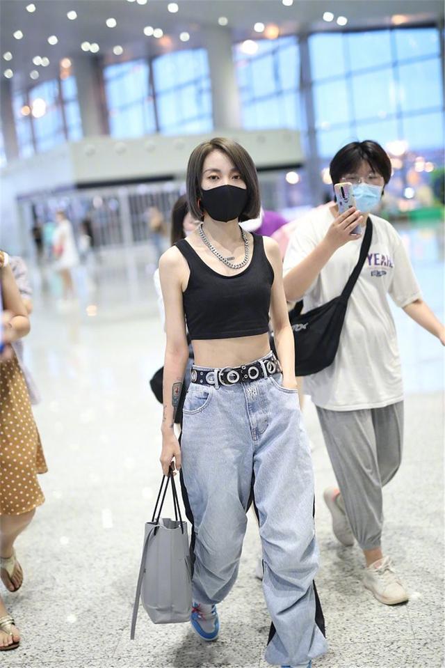 秋冬小个子五五分身材牛仔裤穿搭,时尚双背带牛仔裤显瘦又减龄