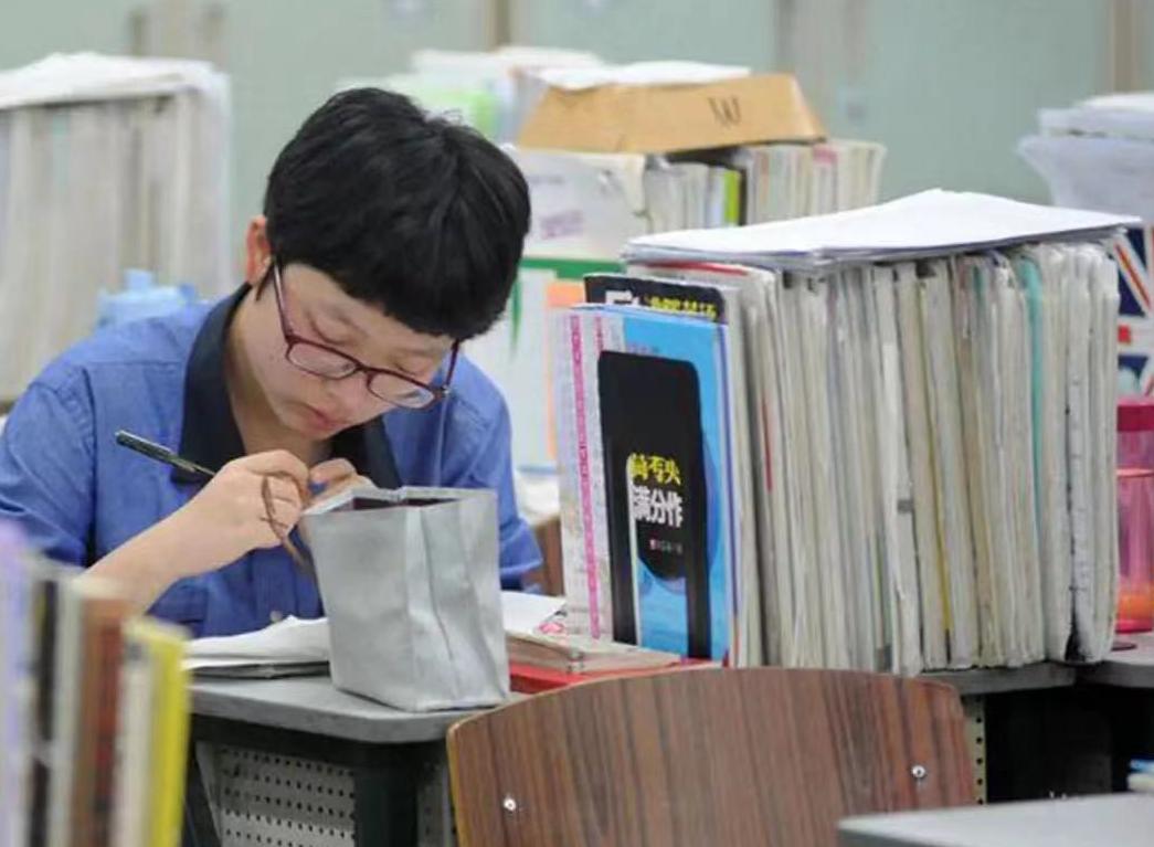 熬夜写作业和早起写作业哪个好,初中生作业写不完怎么复习预习