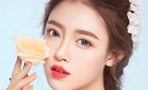 冬季皮肤干燥卡粉怎么办,秋冬妆容怎么保湿不卡粉
