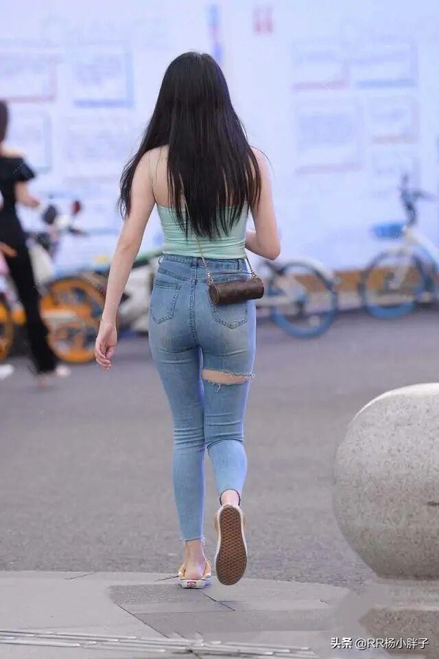 牛仔裤穿搭使你既有风度又有温度,潮流穿搭夏日牛仔裤的清凉穿搭