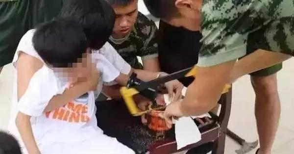 小孩手被榨汁机卡住,孩子手指被榨汁机搅伤