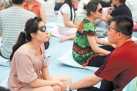 他们竟用瑜伽宣扬色情、发展*教邪**，健康的外表下包裹着邪恶的心