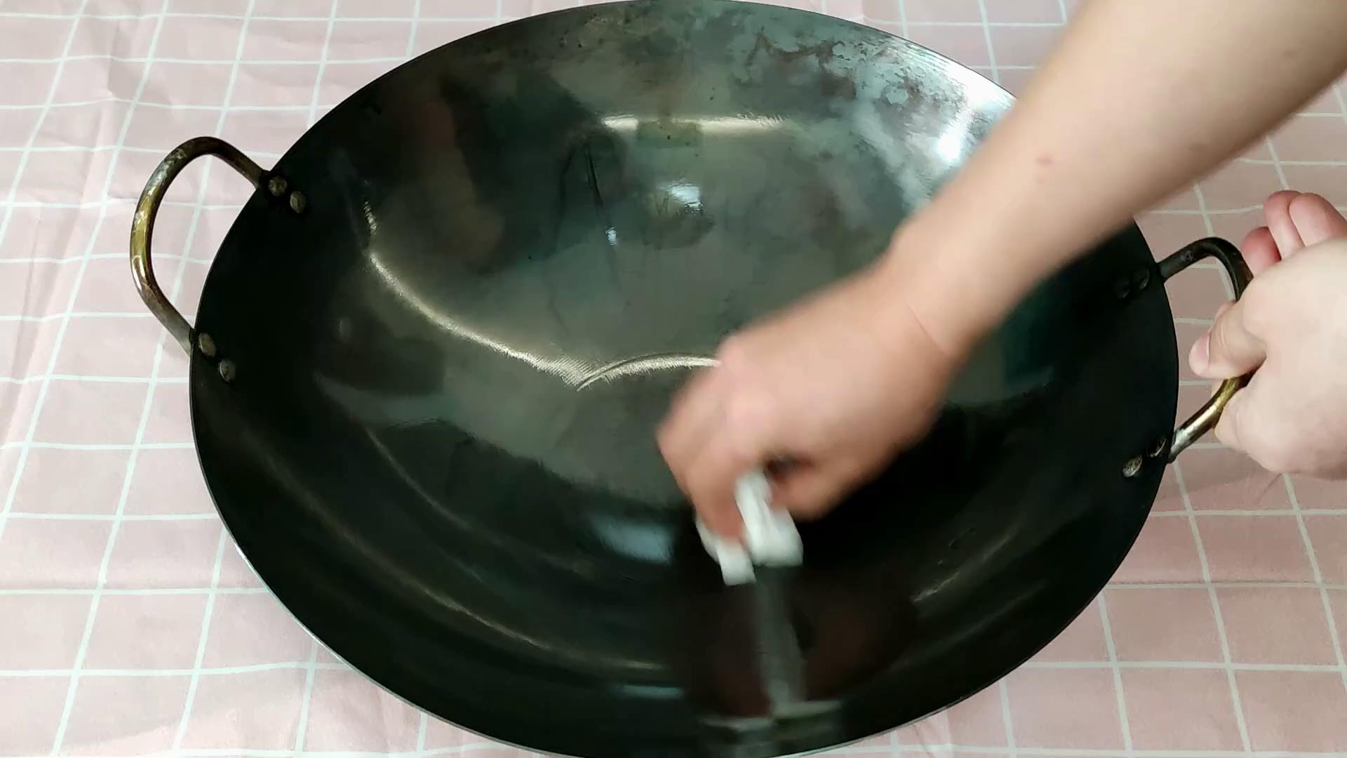 新铁锅千万别直接烧,等于吃掉了涂层,大厨正确开锅不生锈不粘锅