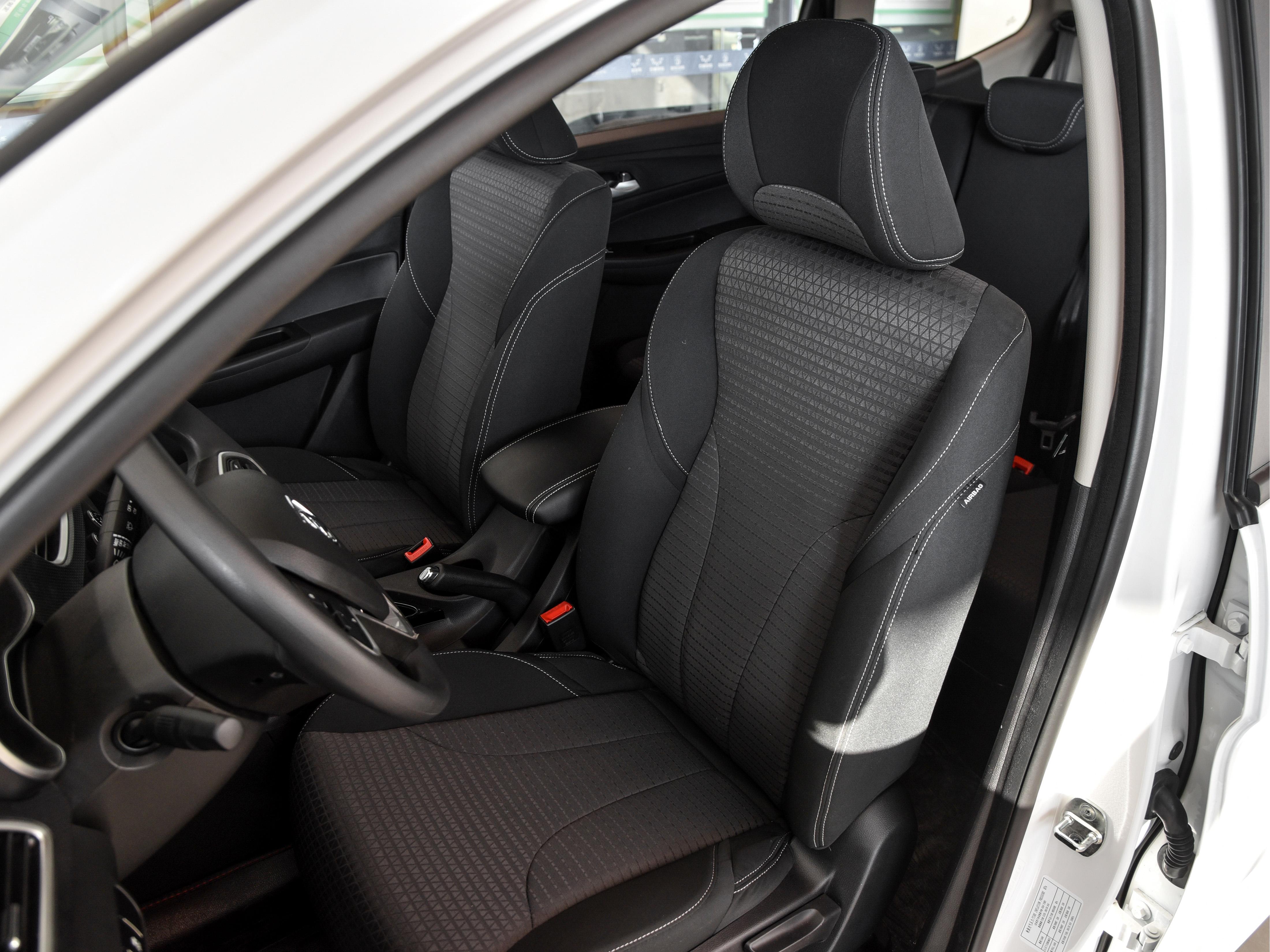 10万元左右空间大省油的车,七座商务车10-15万宝骏730