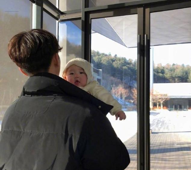 90后宝妈挣钱带孩子两不误,90后宝妈带孩子去购物