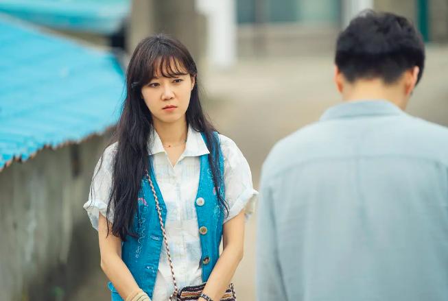 孔孝真《山茶花开时》穿搭盘点，背带裤叠穿好时髦